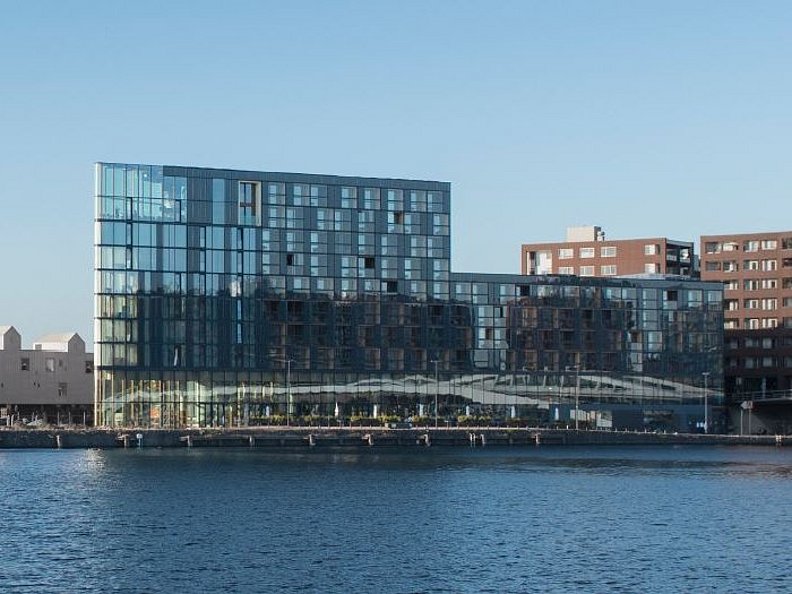 Außenansicht des Hotel Jakarta in Amsterdam